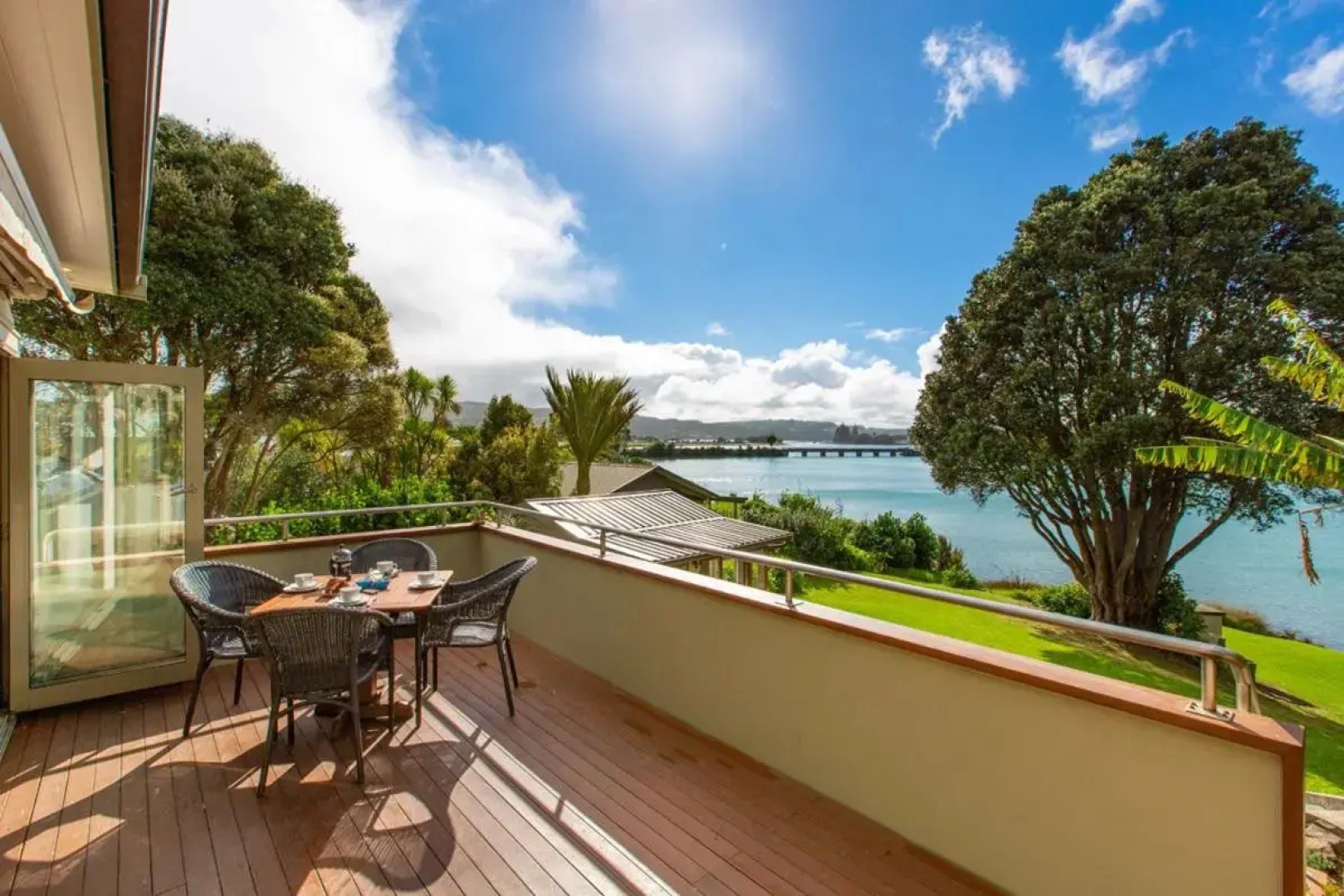 Waterfront Bach - Raglan Bach