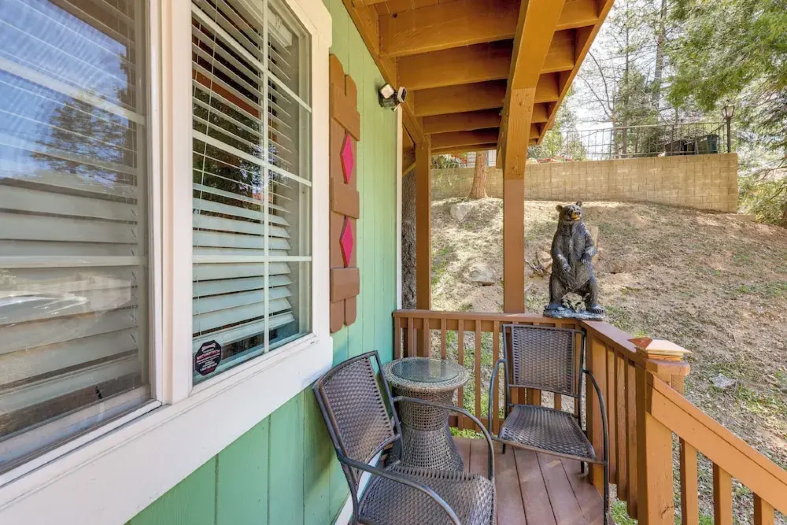 Remodeled Crestline Retreat: Walk to Lake Gregory!