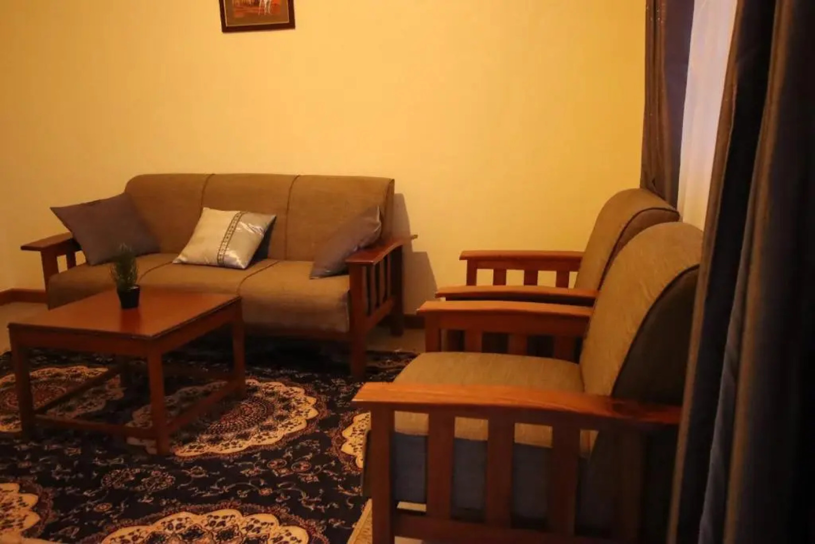 Stay.Plus Ebony Mara House