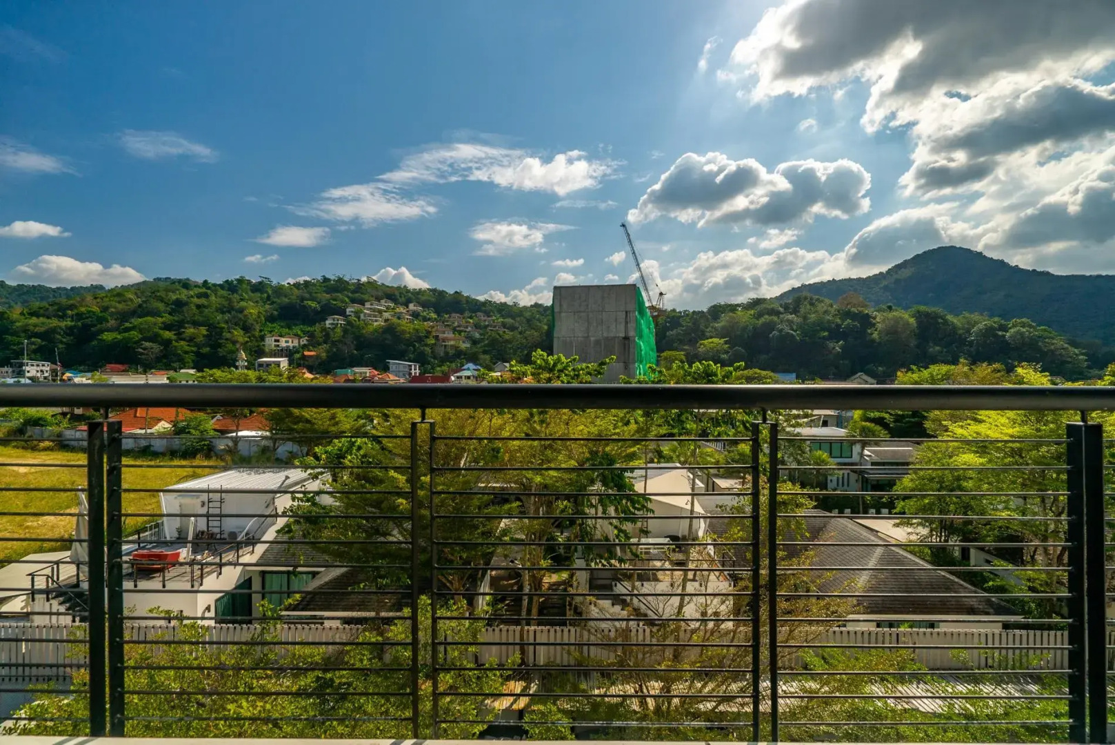 High floor 3 bdr apartment with pool and gym