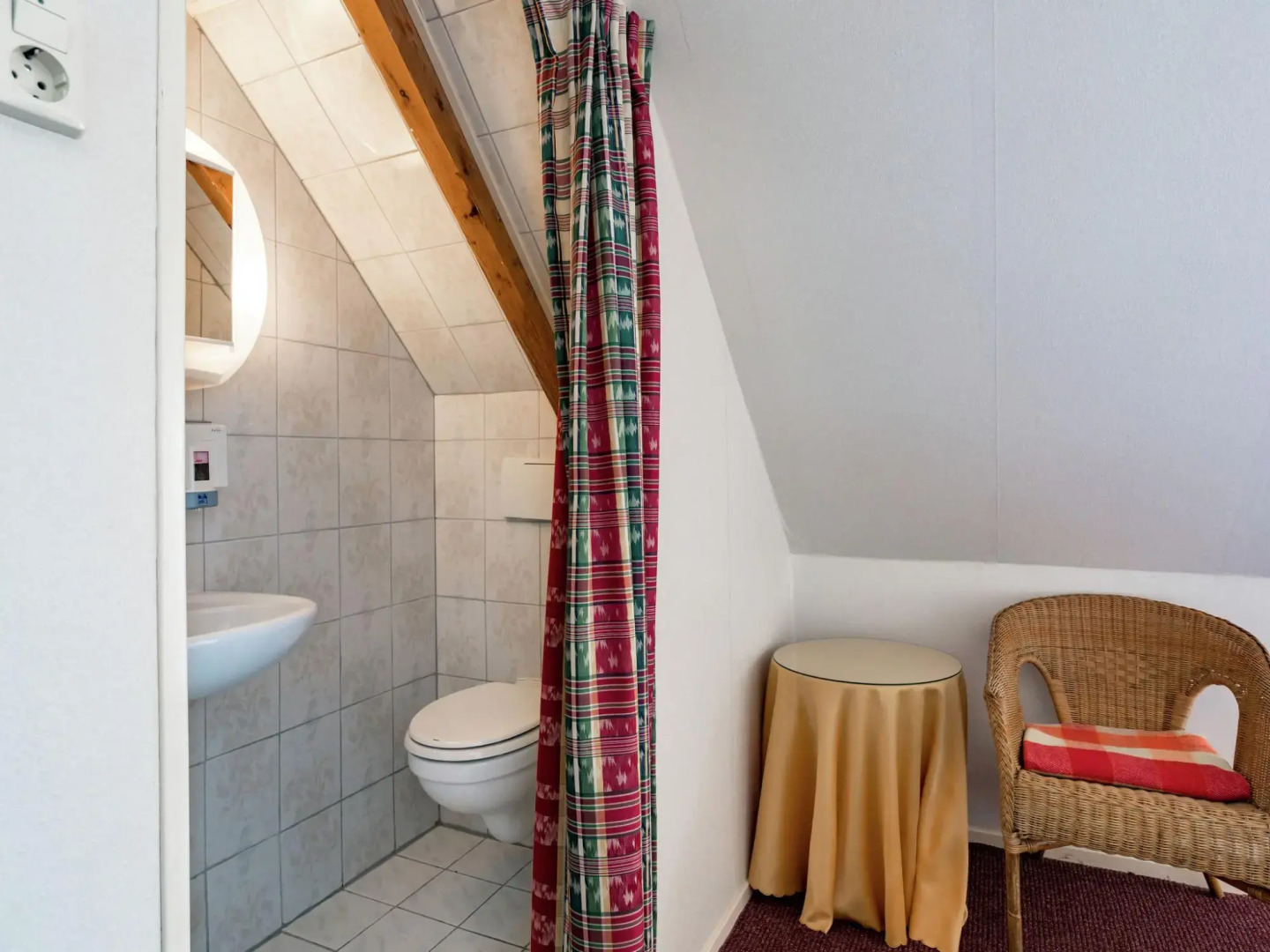 Quaint Holiday Home in Friesland by the Lake