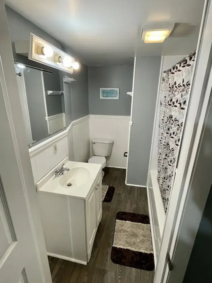 Roomy Beachfront Apartment, Deck, Game Room! 2 Bedroom Apts by RedAwning