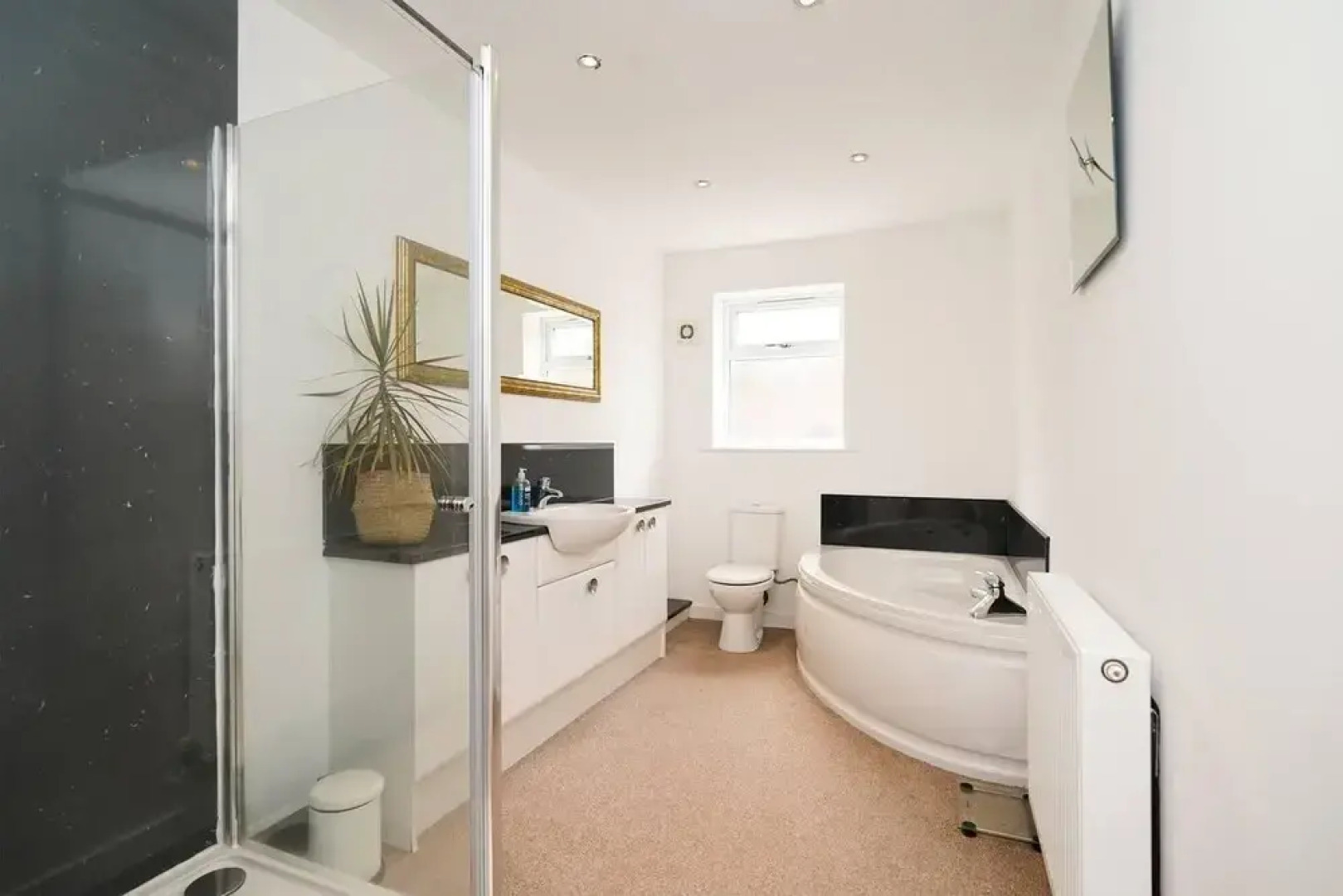 House With Hottub, Sauna & Pool Table