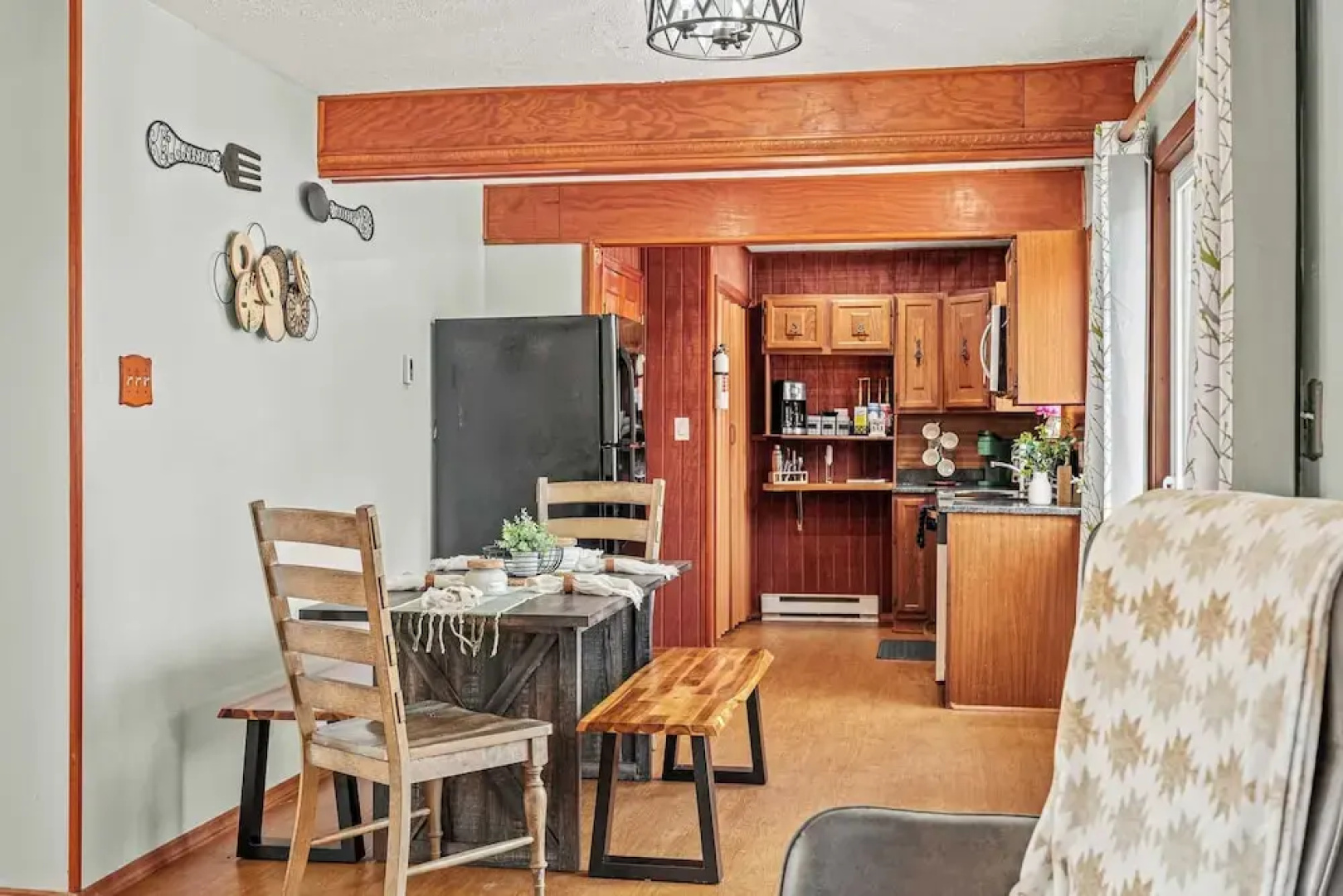 Stylish Renovated Home Open Layout, Coffee Bar + Near Hiking & Waterfalls