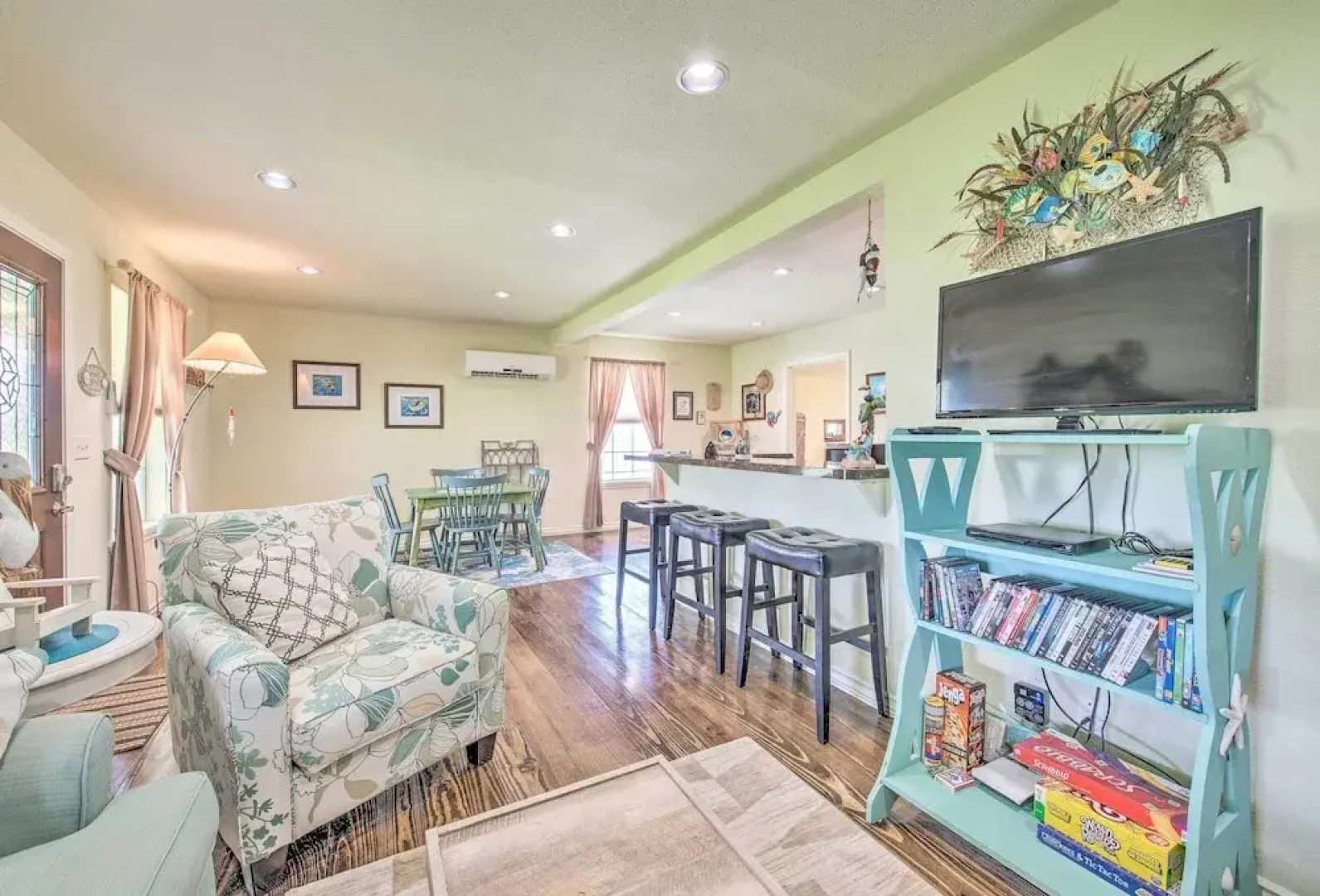 Half-mi to Seadrift Harbor: Seadrift Home w/ Deck