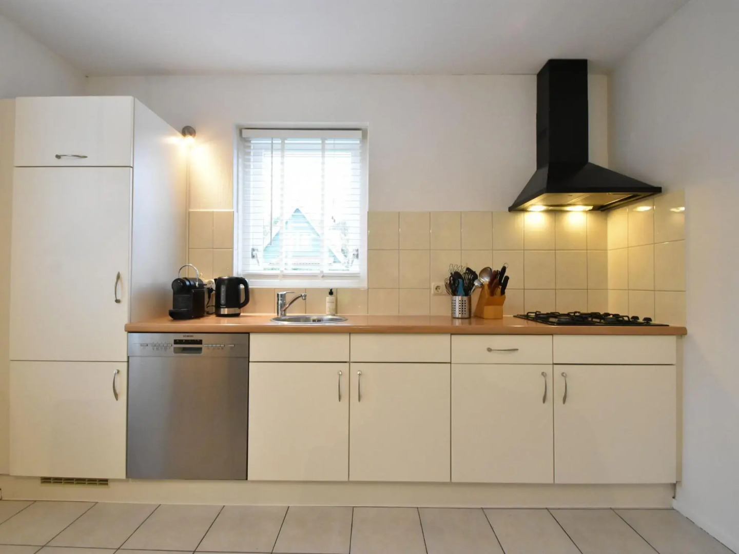 Quaint Holiday Home in Zonnemaire With Roofed Terrace