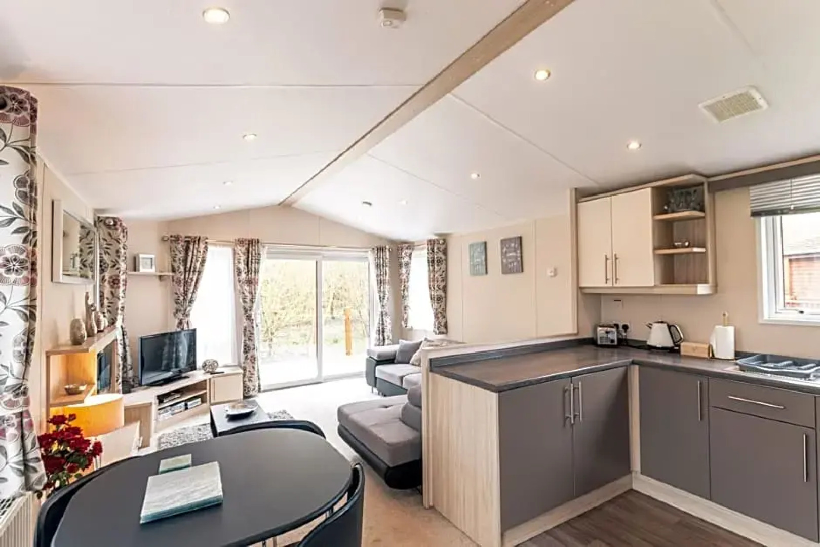 Meadows Lodge with Hot Tub