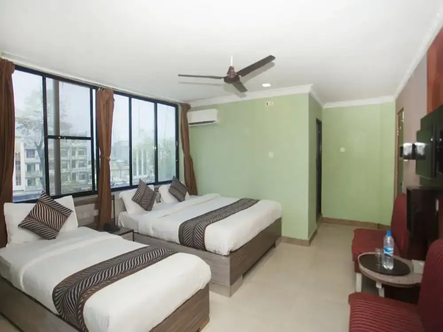 OYO 343 Pop Life Hotel