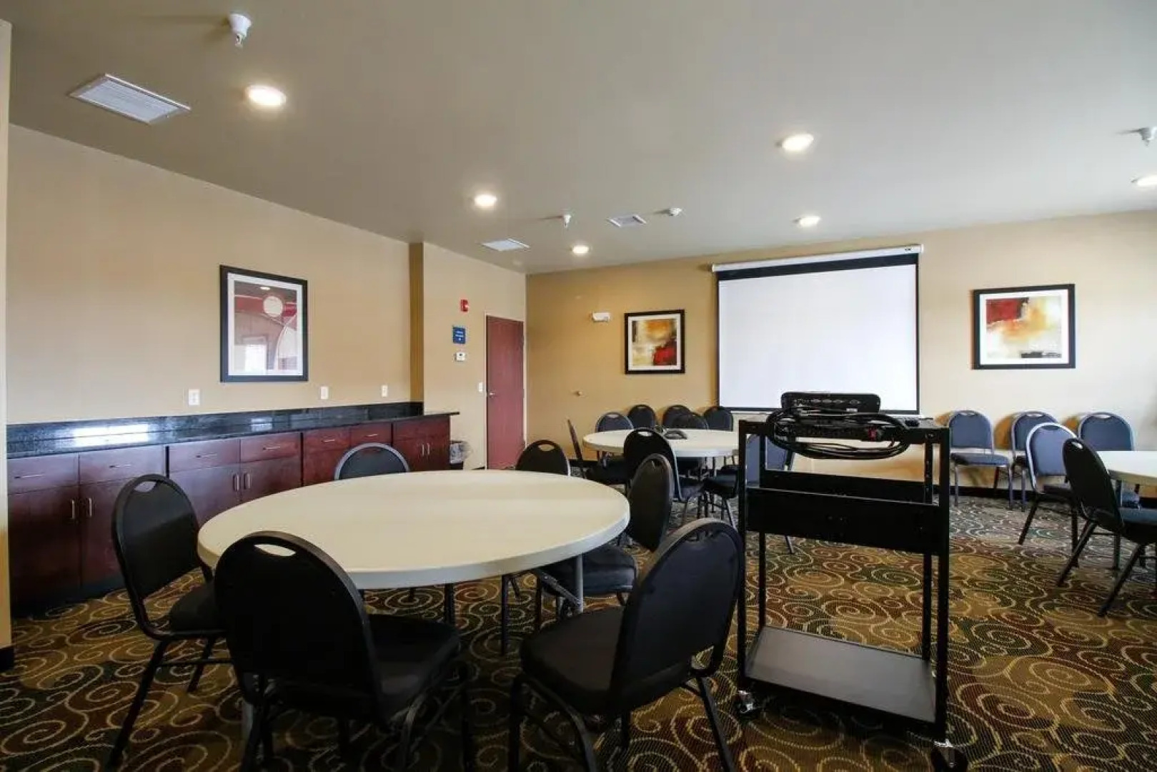 Cobblestone Hotel & Suites – Devils Lake