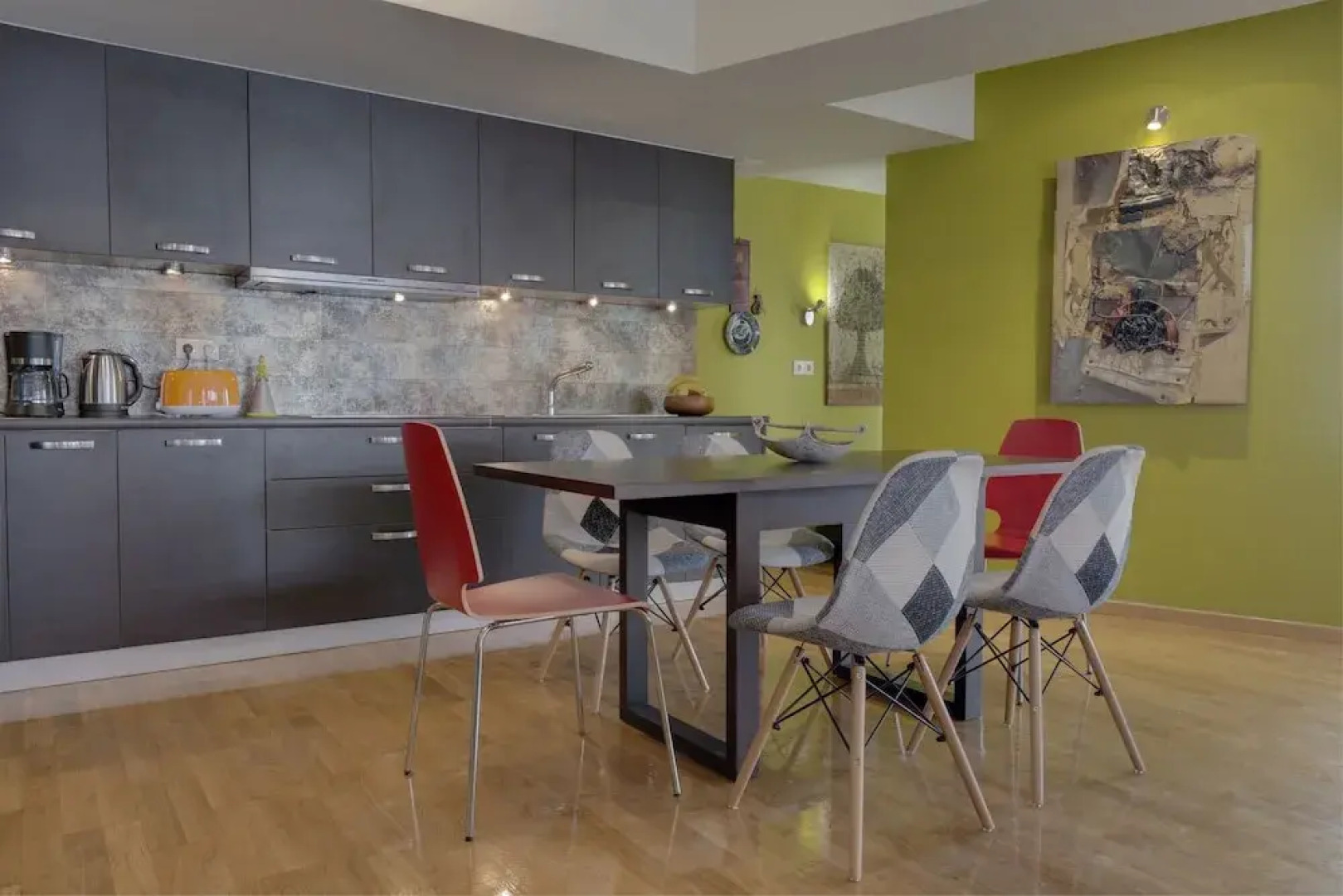 Minimal apt next to Acropolis