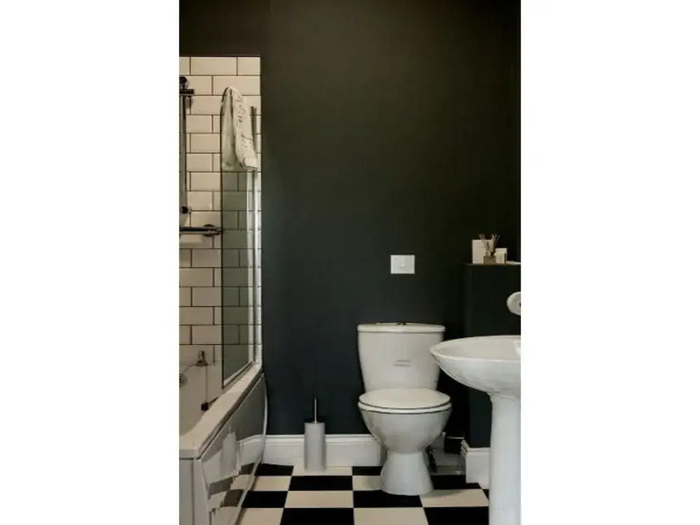 The Three Horse Shoes