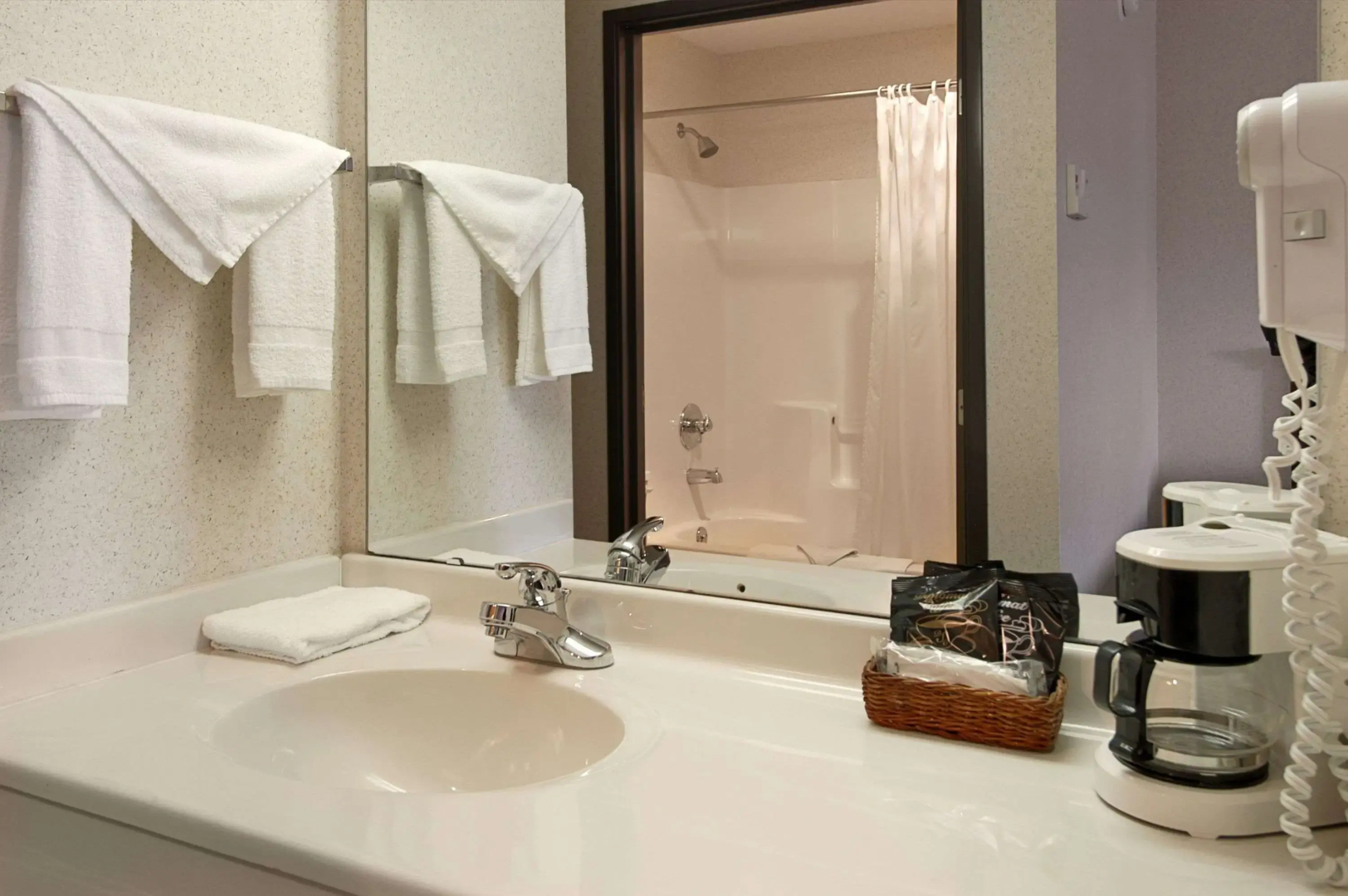 LakeWood Inn & Suites