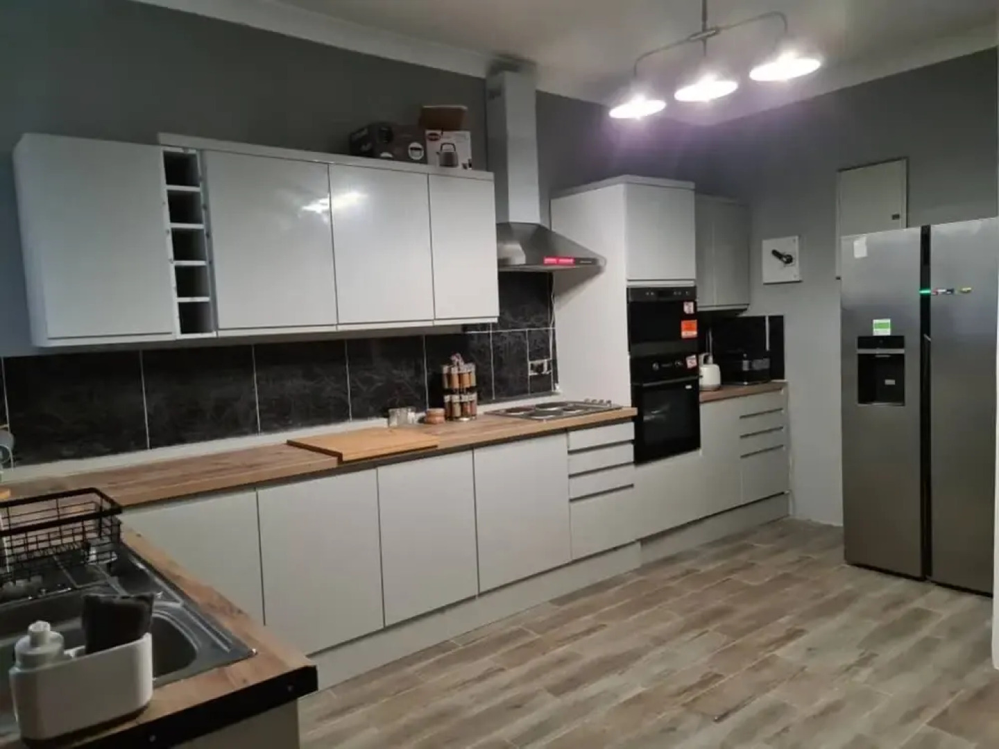 6-bed House in Freetown 5 min Drive From the Beach