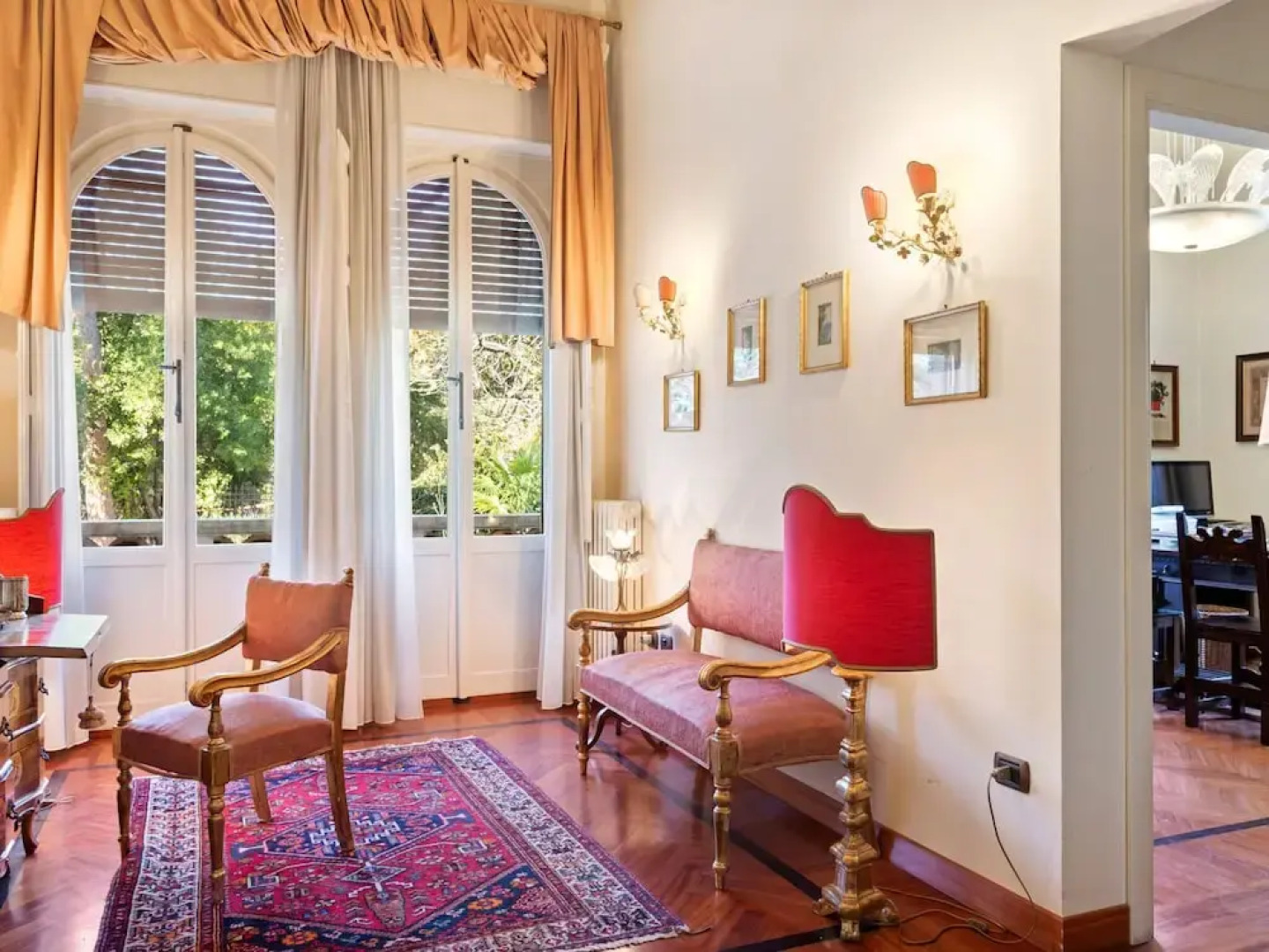 Plush Holiday Home in Macerata with Jacuzzi