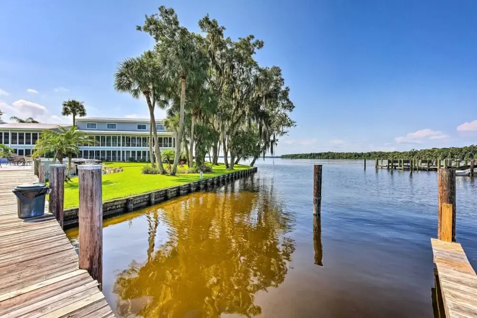 Private Balcony w/ Water Views: Welaka Condo!