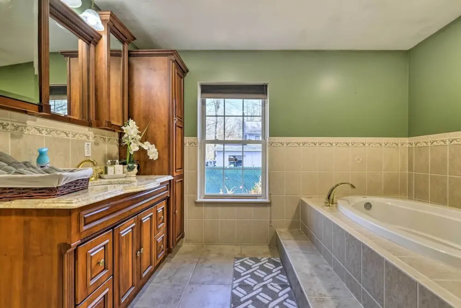 Long Pond Hideaway W/ Deck + Private Hot Tub!