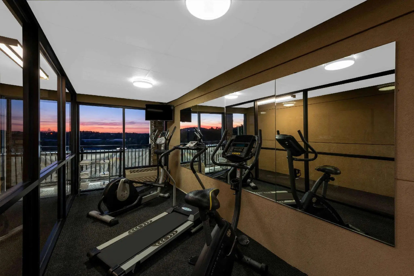 Suburban Studios Branson On The Strip