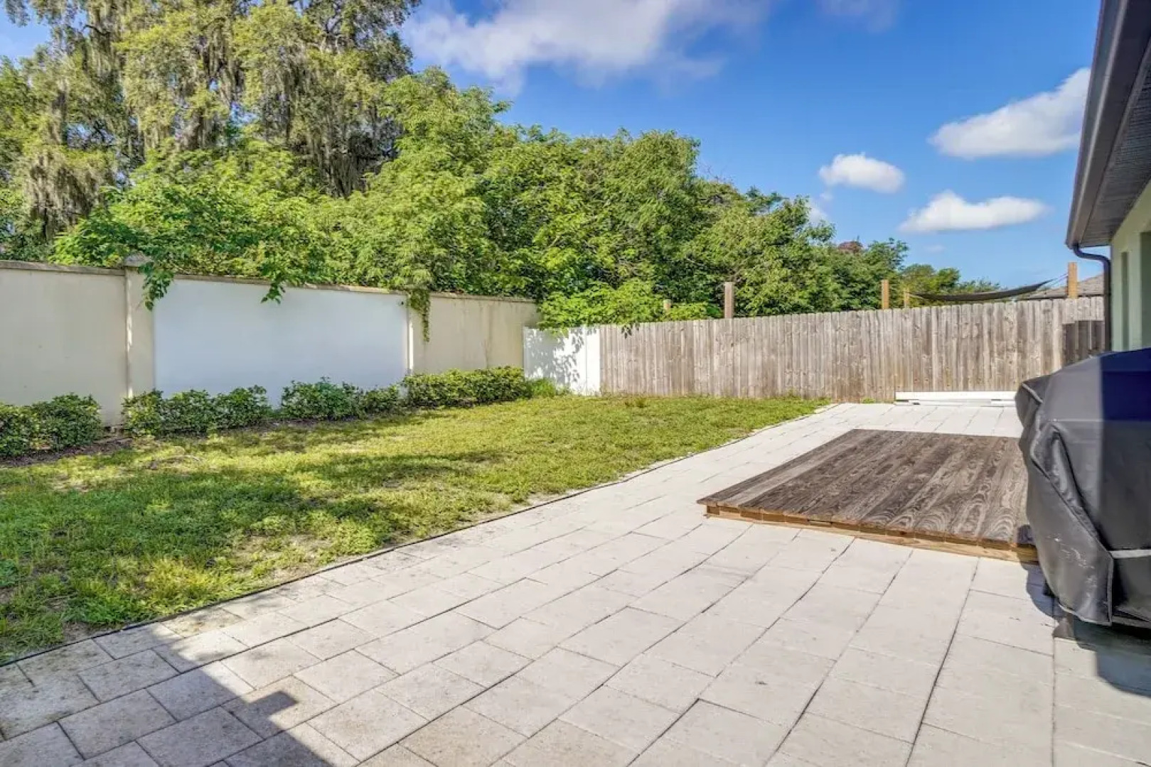 Tavares Retreat w/ Covered Patio & Private Yard