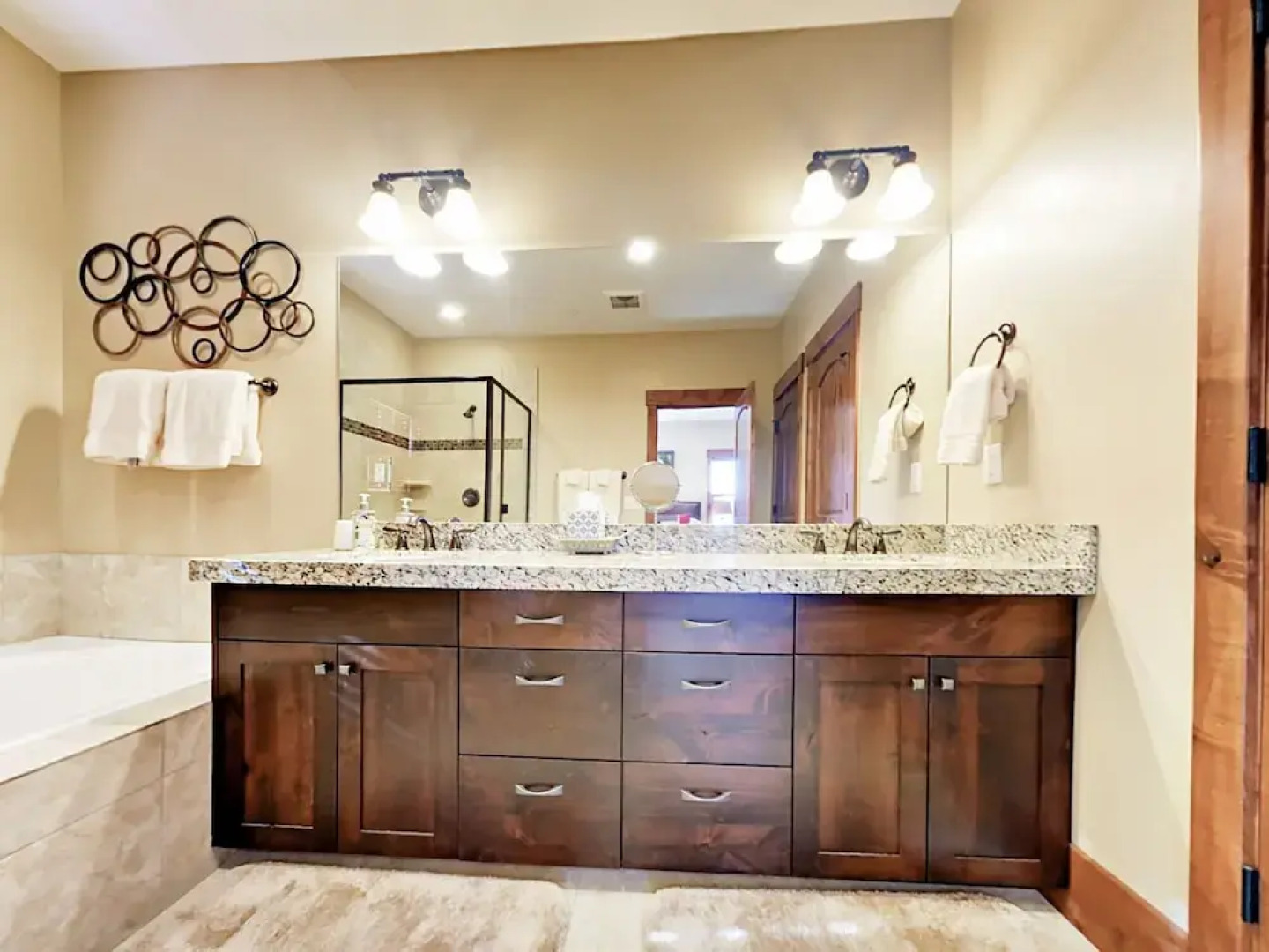 Well-Appointed Gem - 3 Br Townhouse