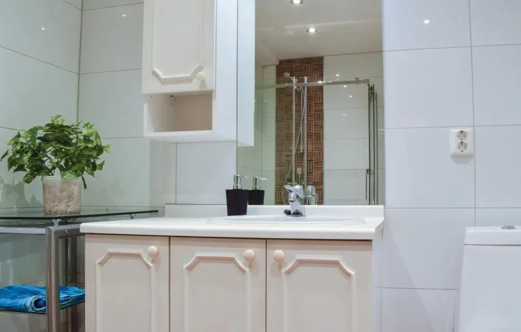 Beautiful Home in Mandal With 8 Bedrooms, Jacuzzi and Wifi