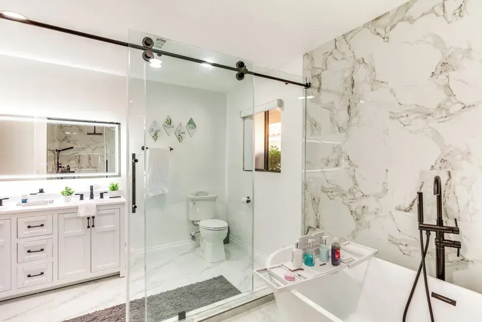 Game Room, Hot Tub & Mtn Views: Palm Springs Gem