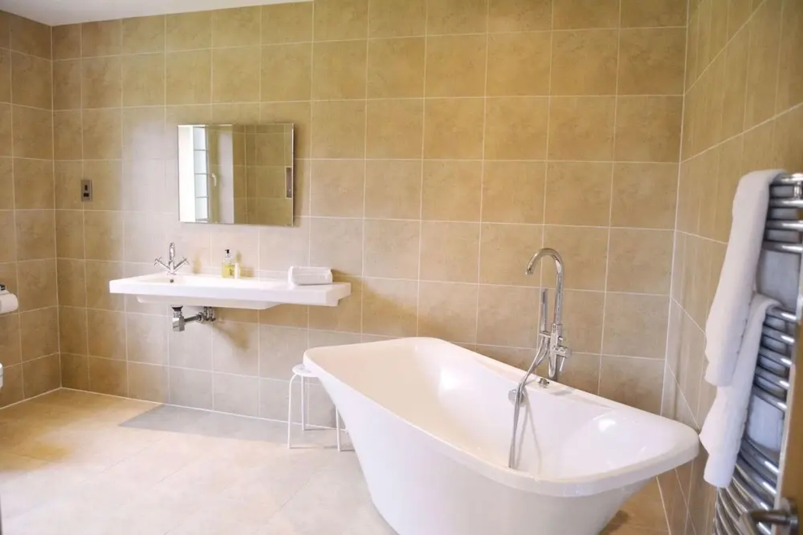 Five-star lodge set in stunning grounds with hot tub and lake views