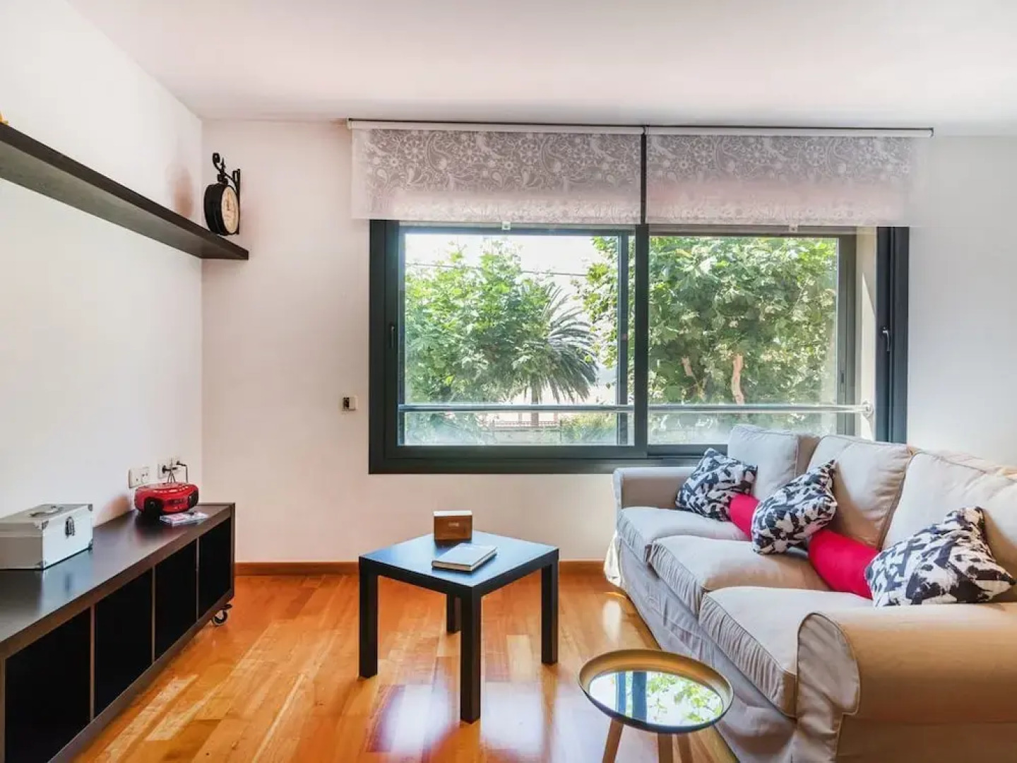 Beachfront studio 20 mins to bcn center