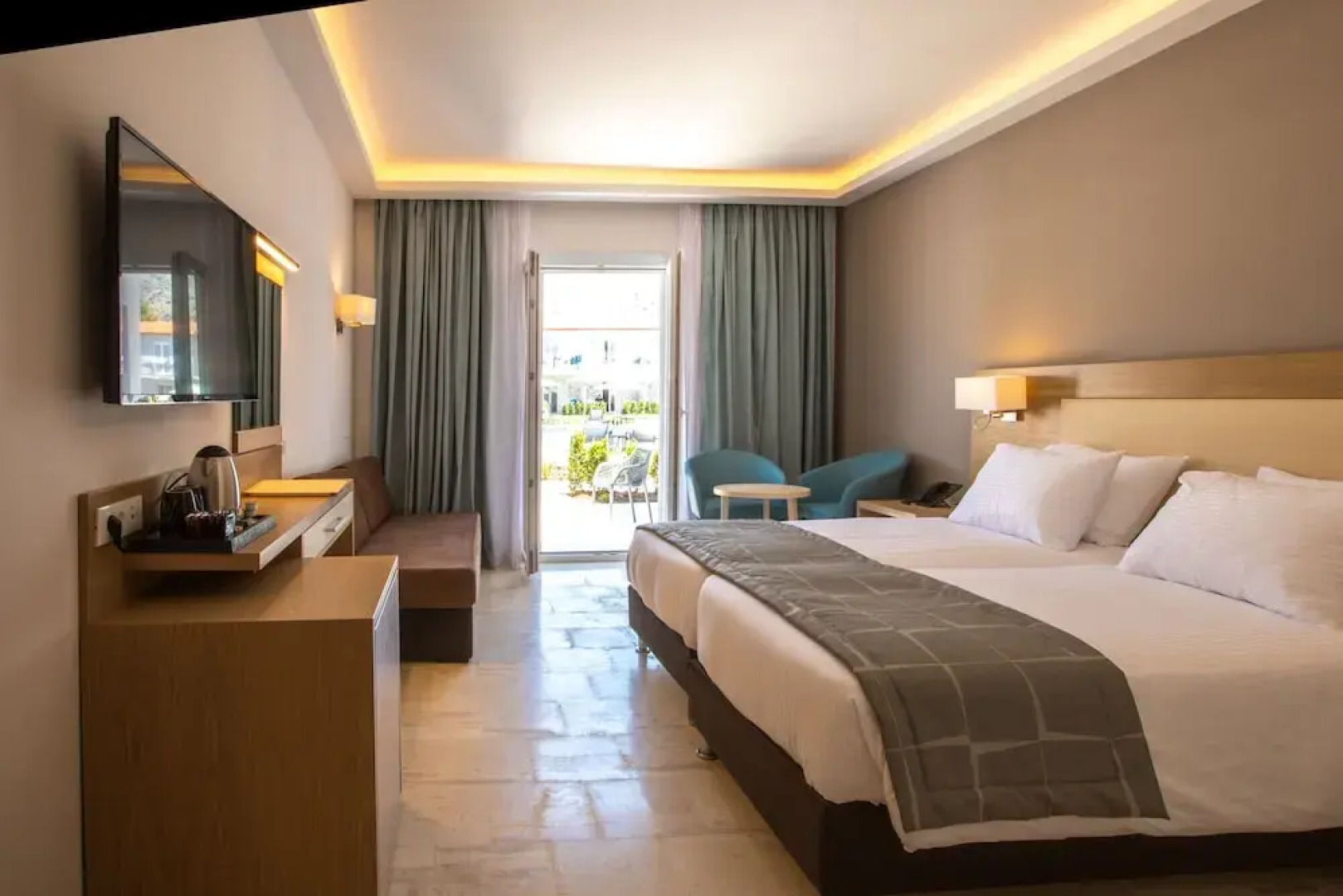 Paleros Beach Resort