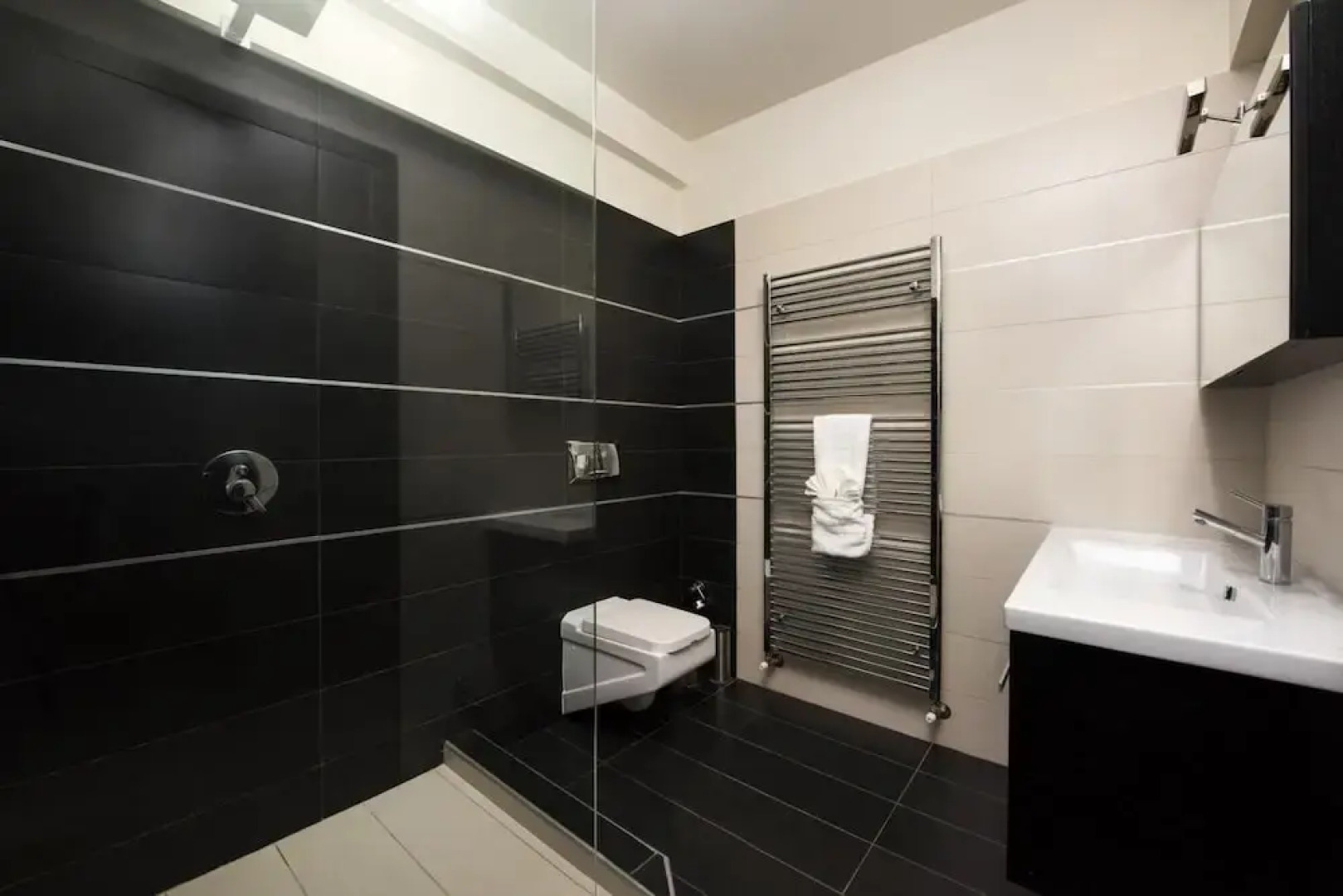 Villa Black White Dassia