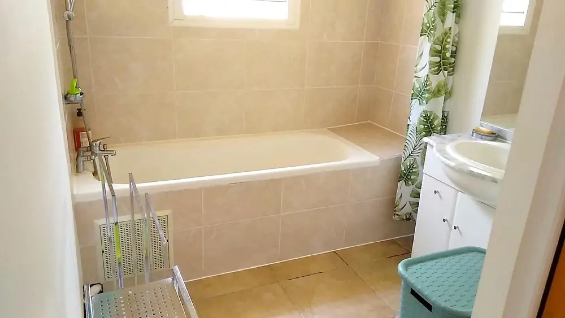 House with 2 Bedrooms in Hell-Bourg, with Wonderful Mountain View, Enclosed Garden And Wifi - 89 Km From the Beach