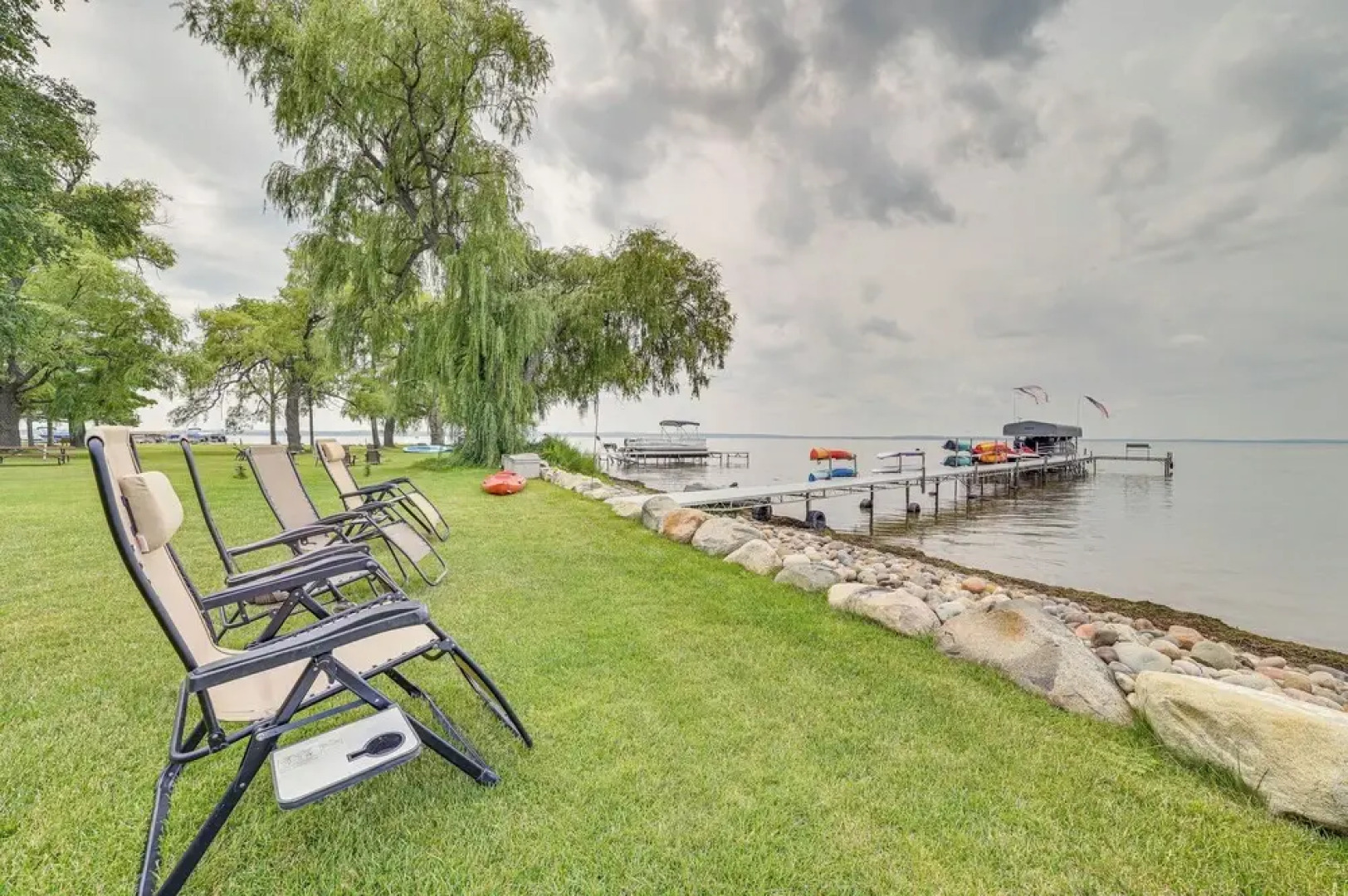 Houghton Lake Home w/ Private Dock + Kayaks!