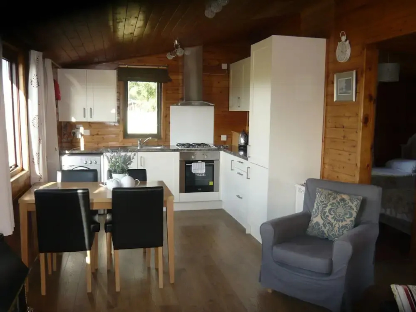 Cosy Pine Lodge With far Reaching Country Views and Large sun Deck