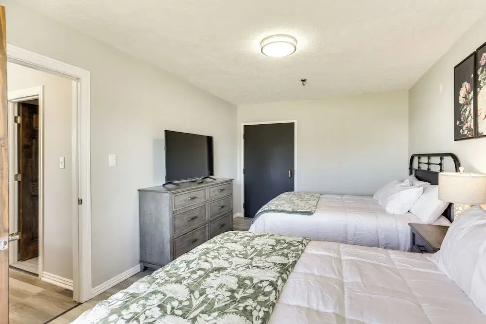 Golf, Shop, Tour & More: Oakland City Apartment