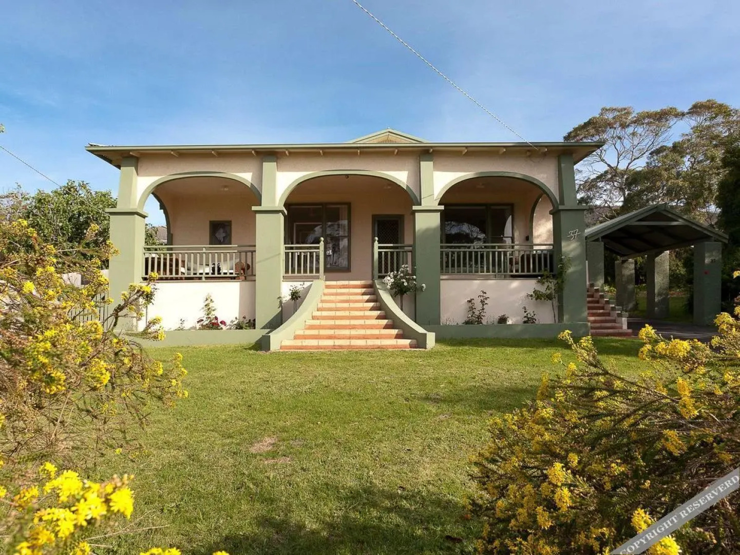 Luxury Retreat Just Above The Beach - The BeachNest