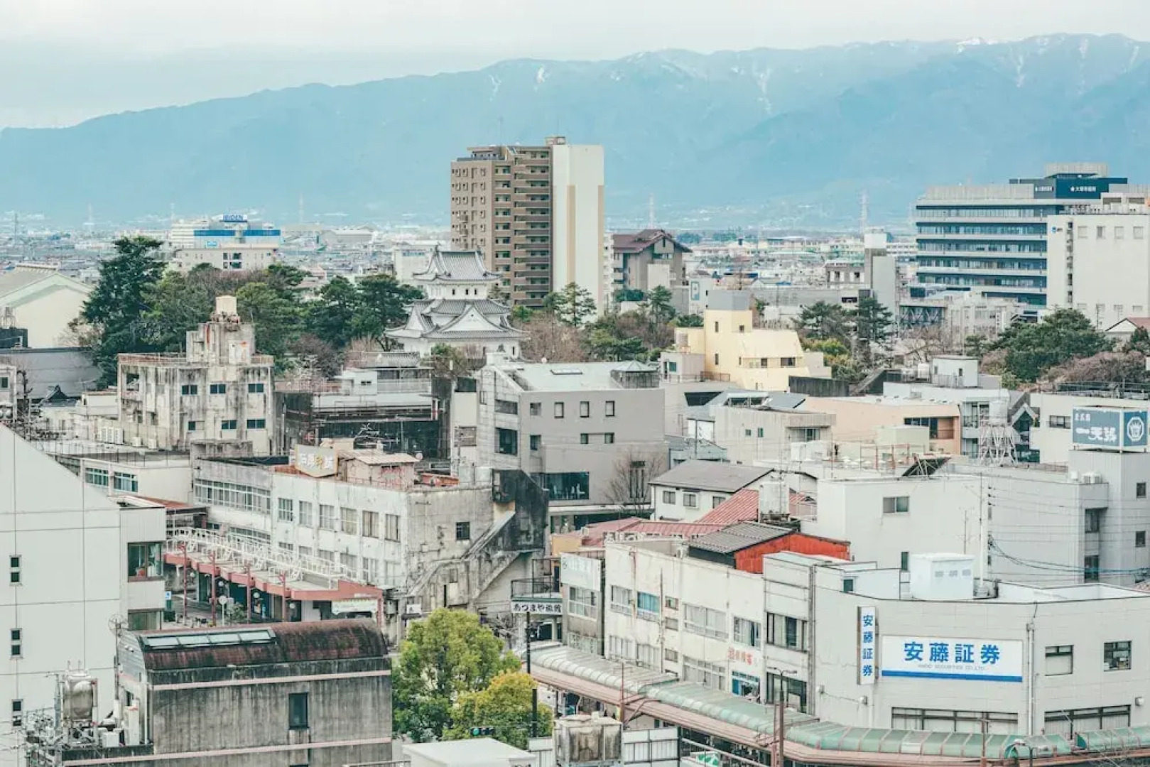 Kuretake Inn Premium Ogakiekimae