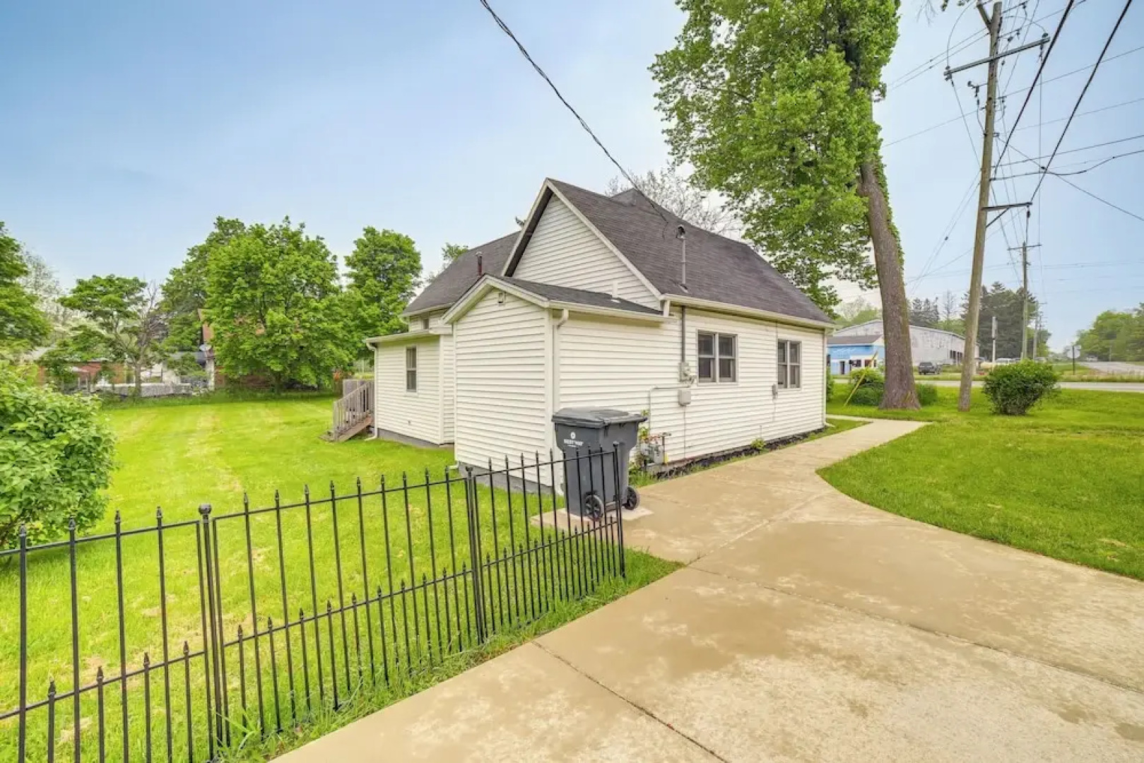 Serene South Haven Retreat w/ Deck: 1 Mi to Dtwn!