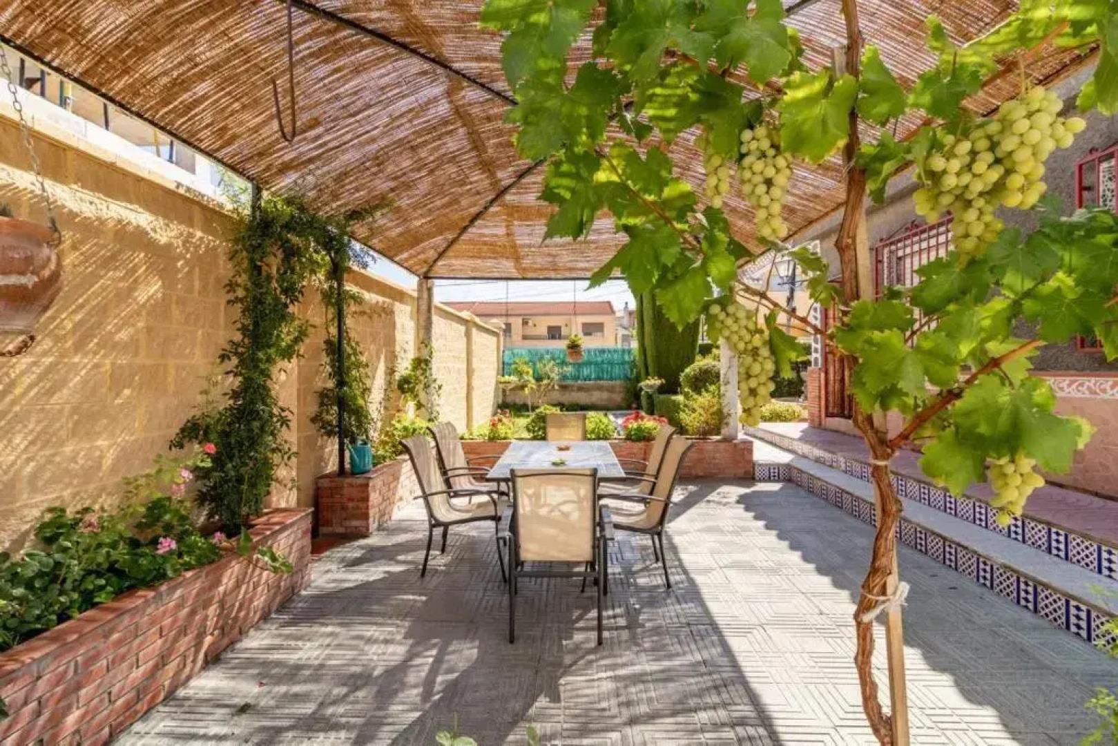Chalet acogedor con piscina muy cerca de Granada