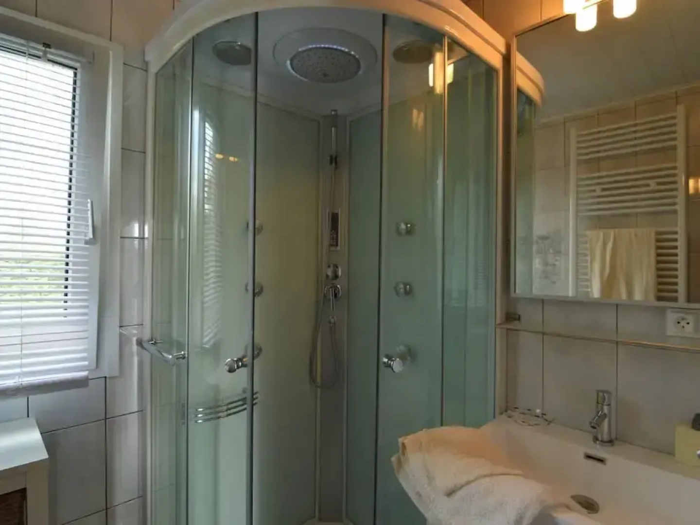 Cozy Chalet With Pond, Malmedy