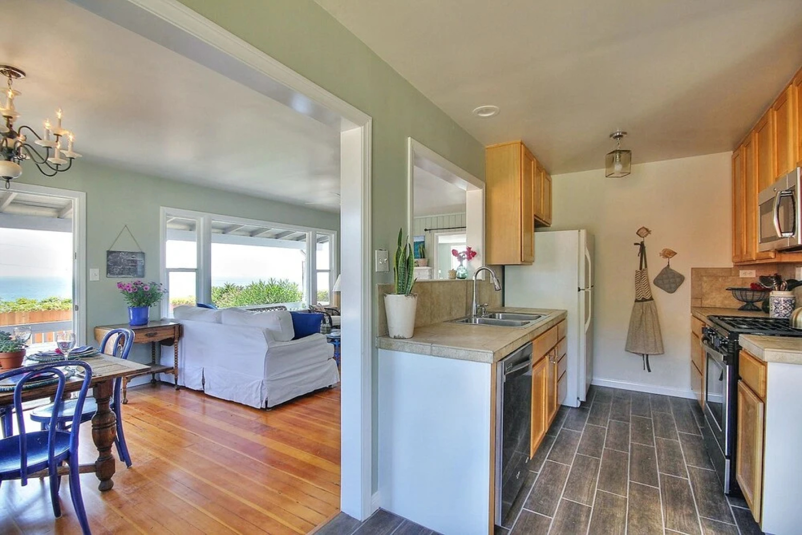 Summerland Ocean View Cottage by RedAwning
