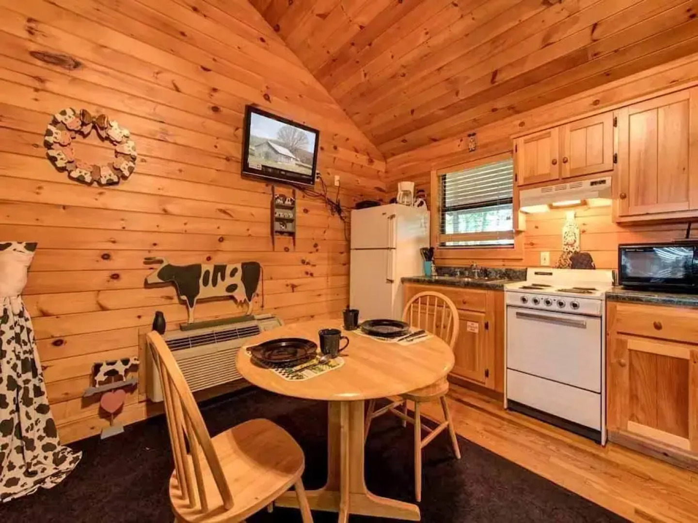 Country Getaway 1 Bedroom Home with Hot Tub