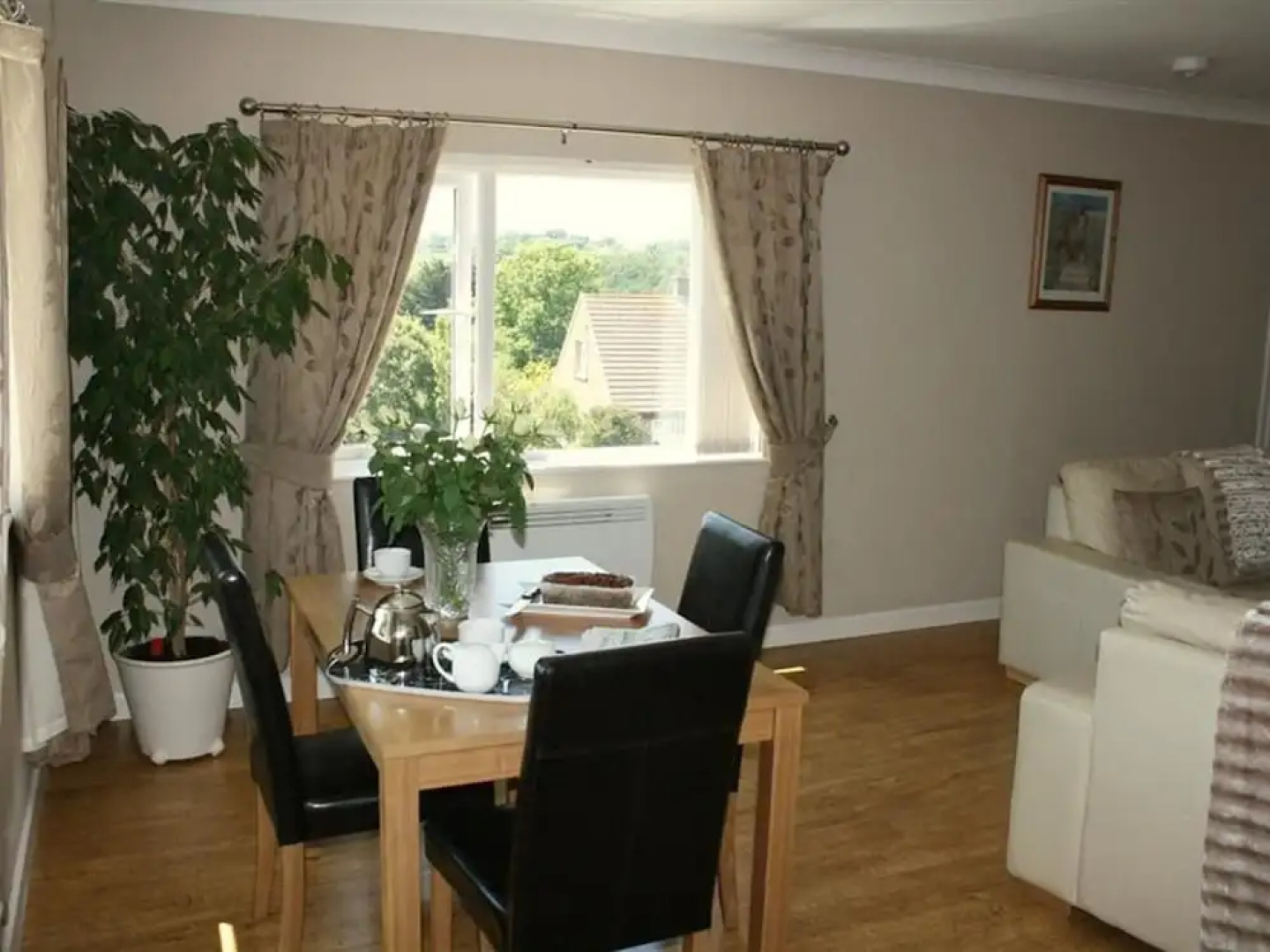 Romantic Apartment in Wisemans Bridge With Terrace