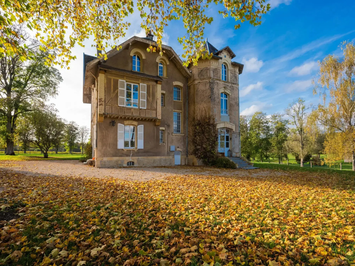 Majestic villa in Pouru-Saint-Remy with garden