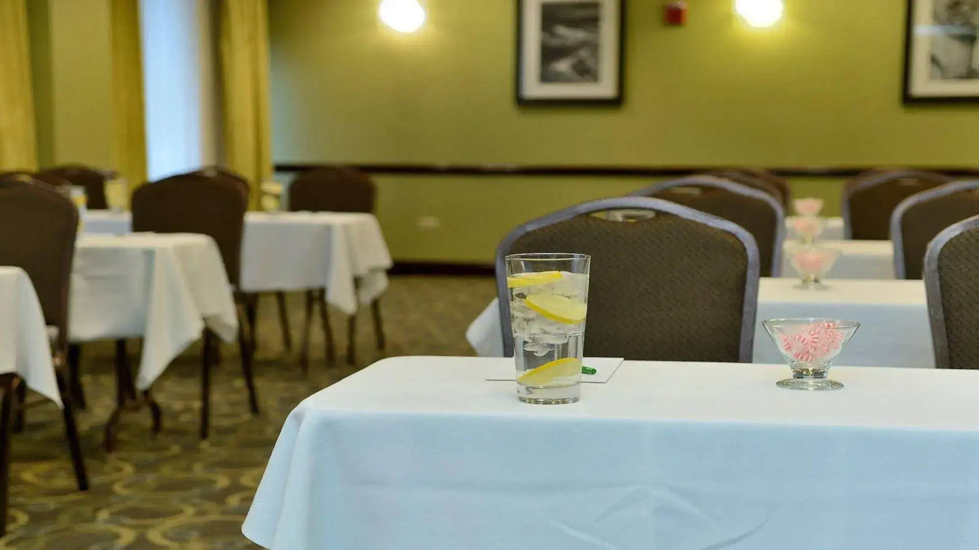 Holiday Inn Chicago-Oakbrook by IHG