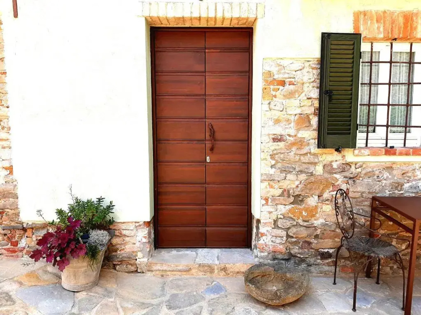 Ant Restaurant & Apartments