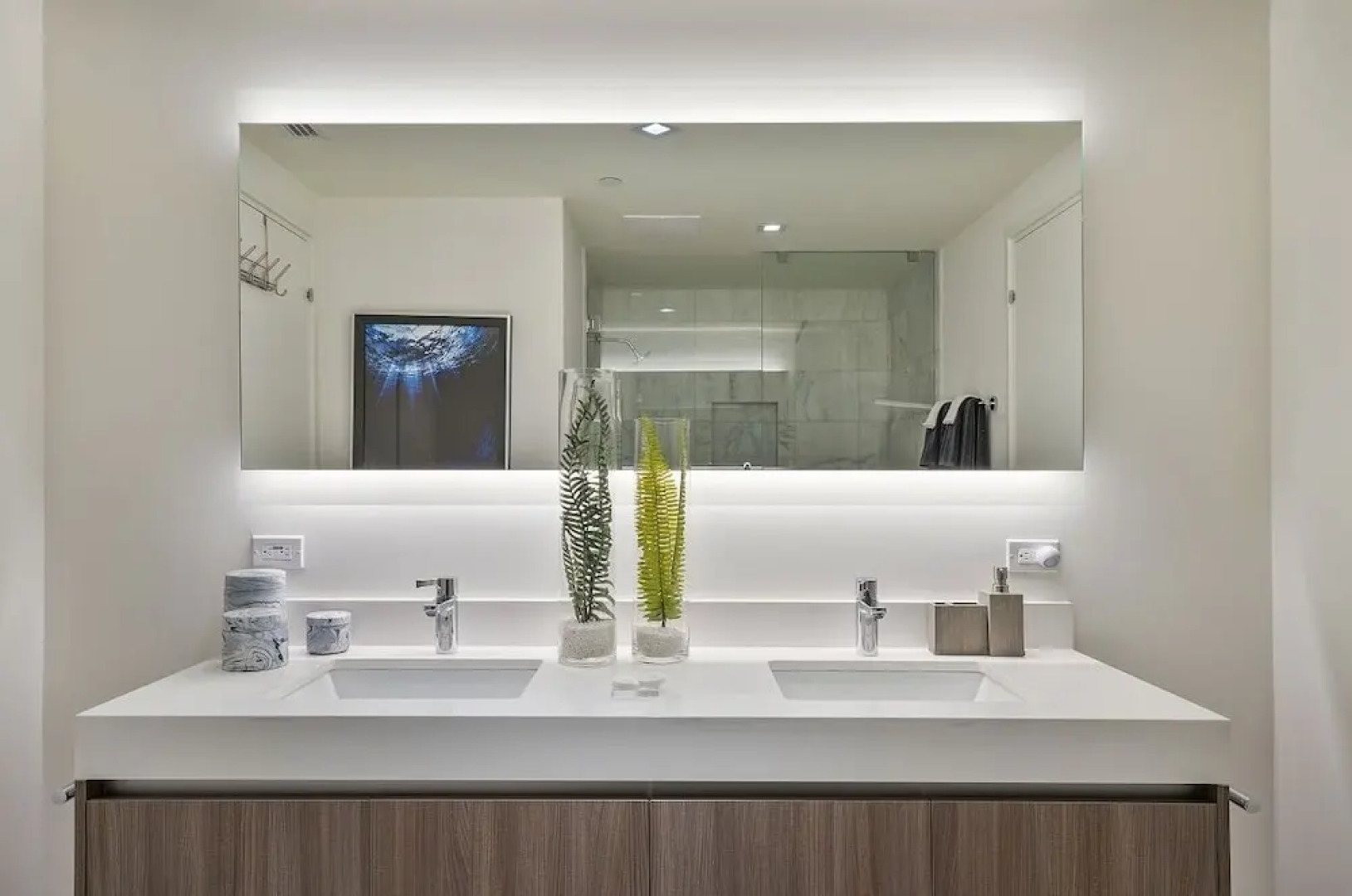 914 Tiffany House 1 Bedroom Condo by RedAwning