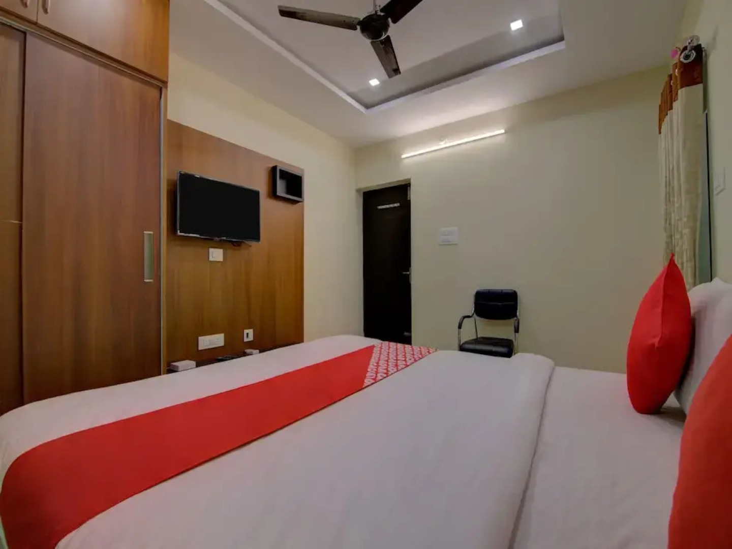 OYO 15838 Pramukh Palace