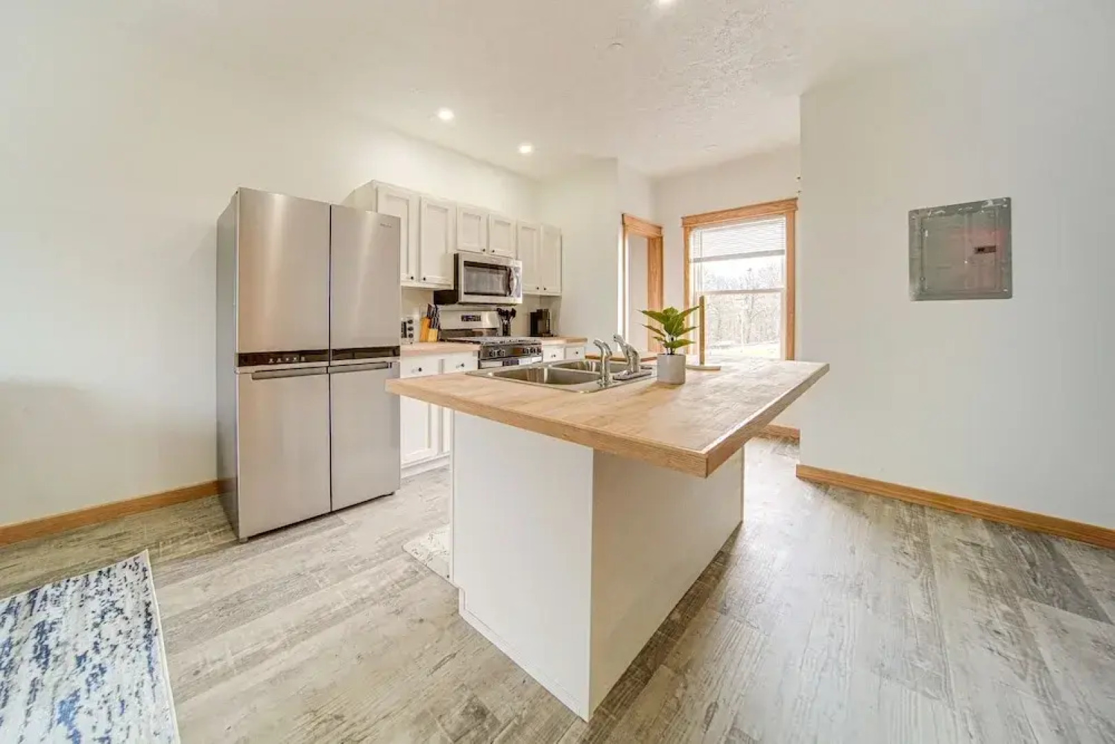 4 Mi to Lake Erie: Condo w/ Golf Course Views!