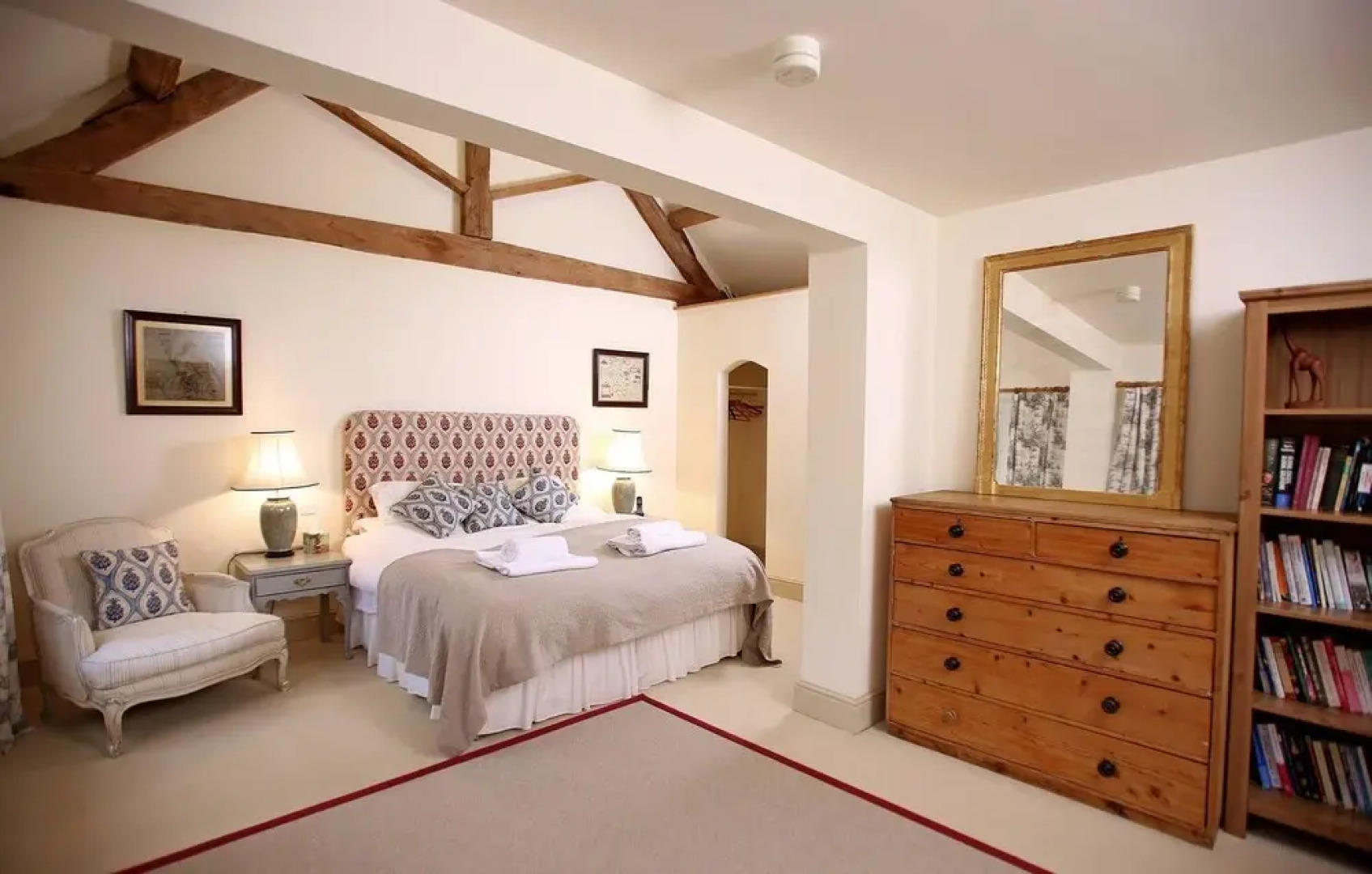 Beautifully converted 19th century coach house with stunning ground fl