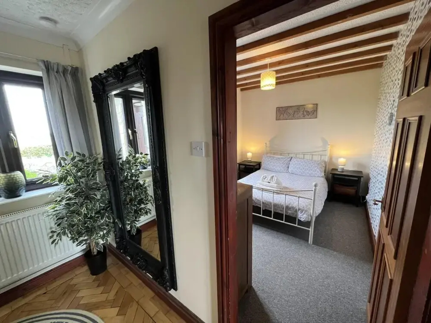 Detached Farmhouse 4 Bed/sleeps 9, Mountain Views!