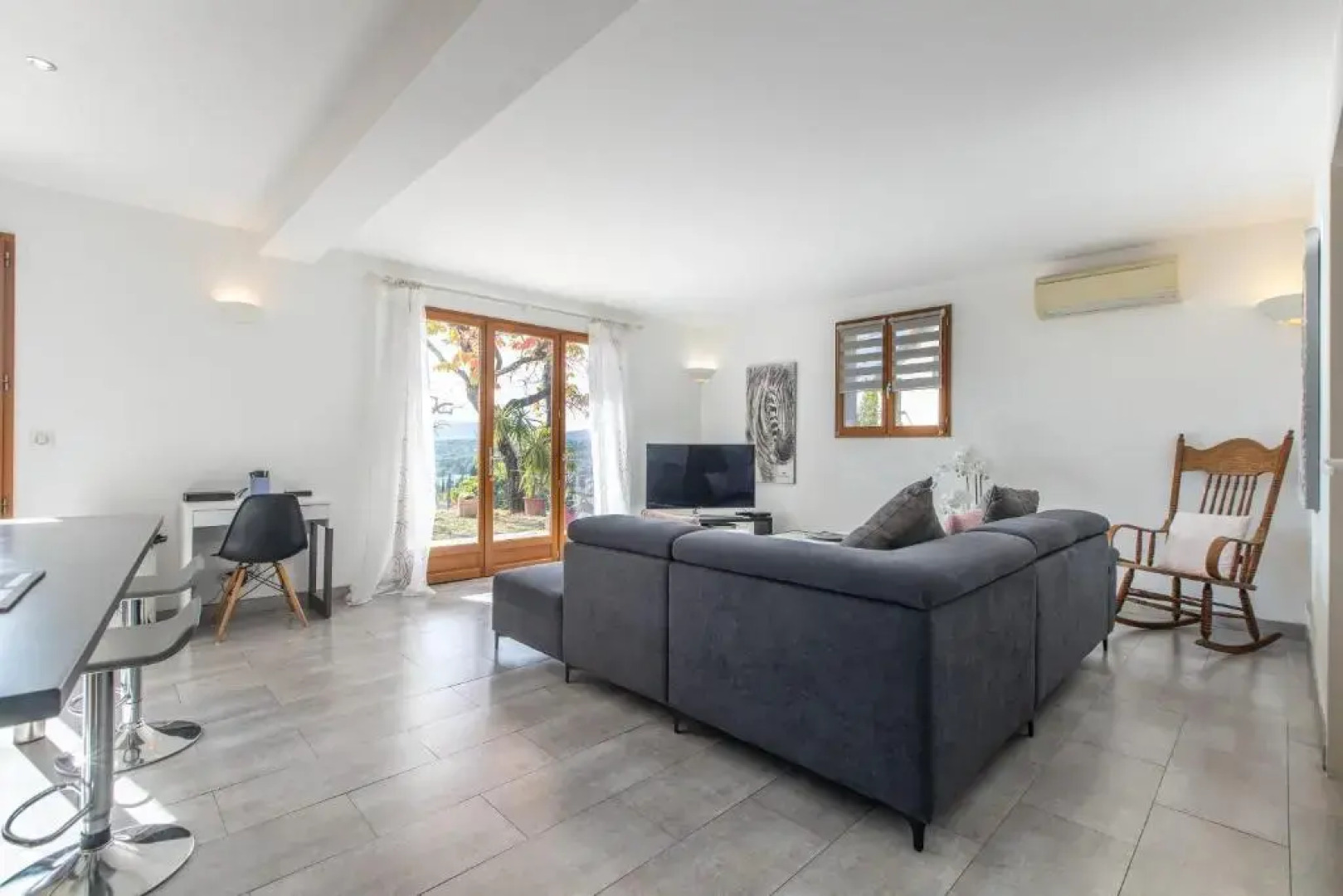 Quiet large 3-bedroom apartment with terrace, garden & incredible Mountain view